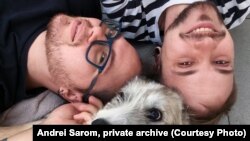 Андрей Саром и Алексей Бачинский с одним из своих питомцев