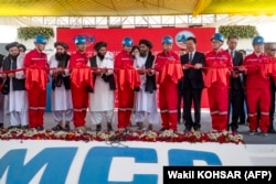 Чиновники правительства "Талибана" и Китая на церемонии открытия проекта по добыче меди в месторождении Мес Айнак в провинции Логар на востоке Афганистана. 24 июля 2024 года. В этом регионе находятся крупнейшие залежи меди и лития в Евразии