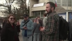 "Пришел показать, что есть люди, которые голосуют не только за Путина". Живущие в Чехии россияне голосуют на президентских выборах "Пришел показать, что есть люди, которые голосуют не только за Путина". Живущие в Чехии россияне голосуют на президентских выборах