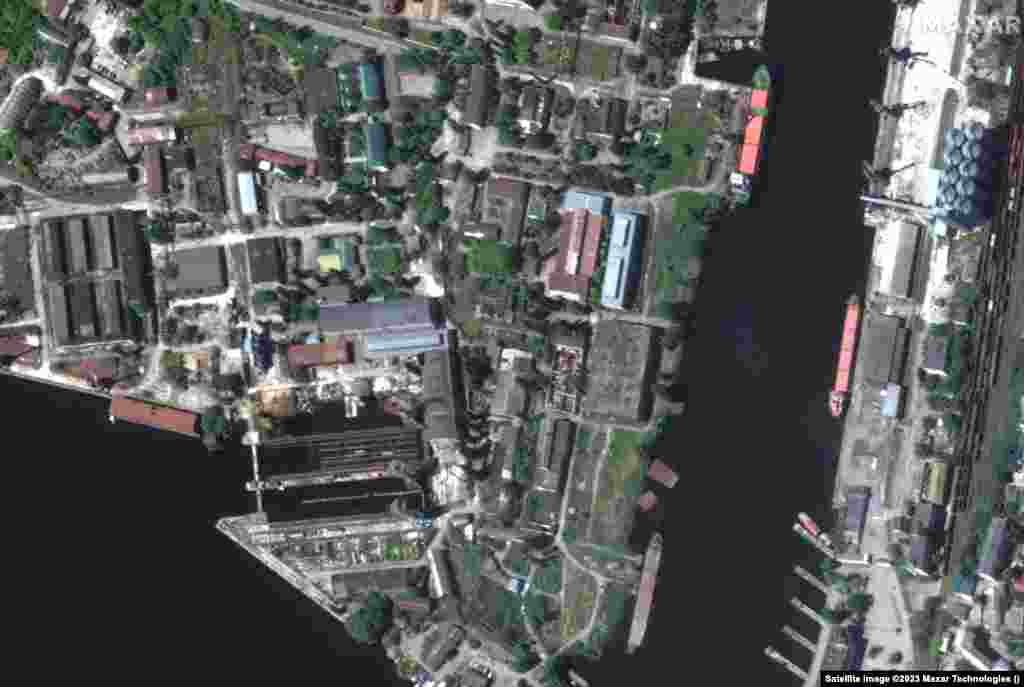 Портовые сооружения Херсона и промышленная зона города до и после затопления. Херсонский речной порт –крупный транспортный узел для речного, морского, железнодорожного и автомобильного транспорта. Это единственный речной порт Днепра с круглогодичной навигацией