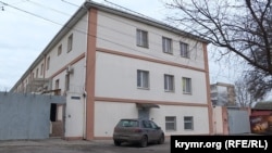 Главный вход Херсонского изолятора временного содержания, где российские военные пытали жителей города