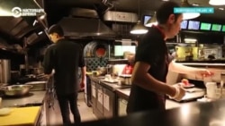 Мигранты закрывают кафе и рестораны в России: много проверок после теракта, а поток клиентов упал Мигранты закрывают кафе и рестораны в России: много проверок после теракта, а поток клиентов упал