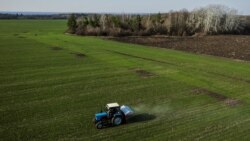 Слишком умные тракторы. Украденную в Украине военными РФ сельхозтехнику заблокировали через спутник Слишком умные тракторы. Украденную в Украине военными РФ сельхозтехнику заблокировали через спутник