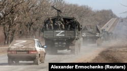 Колонна пророссийских войск за пределами контролируемого сепаратистами города Волноваха в Донецкой области, Украина, 12 марта 2022 года