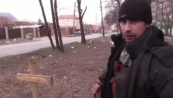 "Это наш друг. 16 марта ехал в машине, прилетела пуля": житель Мариуполя похоронил своего товарища прямо на улице "Это наш друг. 16 марта ехал в машине, прилетела пуля": житель Мариуполя похоронил своего товарища прямо на улице