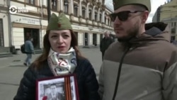 "Помним дедов!" "Наша страна ни перед кем не склонит голову!" Что говорят участники "Бессмертного полка" в Москве и Петербурге "Помним дедов!" "Наша страна ни перед кем не склонит голову!" Что говорят участники "Бессмертного полка" в Москве и Петербурге