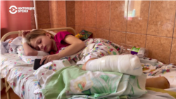 "Я поднимаю ноги и не вижу, где они. Их нет". 11-летней Яне и ее маме во время российской атаки на вокзал Краматорска оторвало ноги
 "Я поднимаю ноги и не вижу, где они. Их нет". 11-летней Яне и ее маме во время российской атаки на вокзал Краматорска оторвало ноги