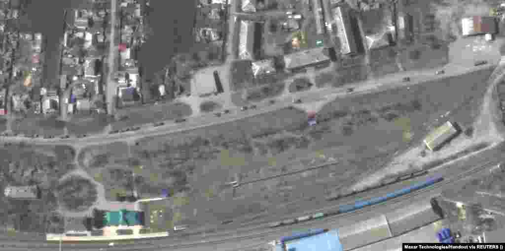 На изображениях видны бронированные машины, грузовики с буксируемой артиллерией и вспомогательным оборудованием. Село Большой Бурулук находится к востоку от Харькова недалеко от российско-украинской границы