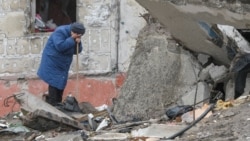 Женщина пытается найти тело своего сына среди обломков дома, разрушенного во время вторжения России в Бородянку, Киевская область, 9 апреля 2022 года