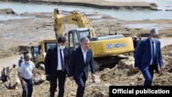 Президент Узбекистана Шавкат Мирзиёев на месте прорыва дамбы