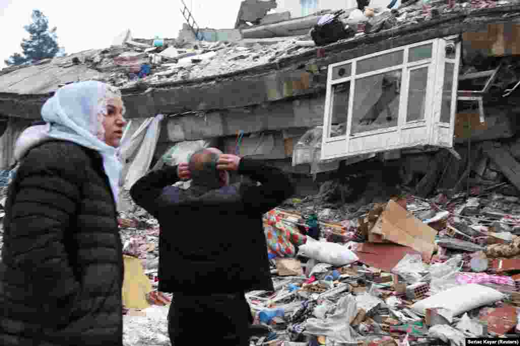 Более 3400 зданий Турции разрушены. Землетрясение стало самым крупным бедствием в истории Турции с момента Эрзинджанского в 1939 году. На фото – последствия разрушений в турецком городе Диярбакыр. Здесь во время землетрясения обрушилось восьмиэтажное здание