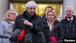 Марина Агальцова, Генри Резник, Светлана Астраханцева, Михаил Бирюков (слева направо), представители Московской Хельсинкской группы, после заседания Мосгорсуда о ее ликвидации 25 января 2023 года
