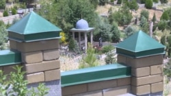 На кладбищах в Таджикистане сносят незаконные мавзолеи и усыпальницы На кладбищах в Таджикистане сносят незаконные мавзолеи и усыпальницы