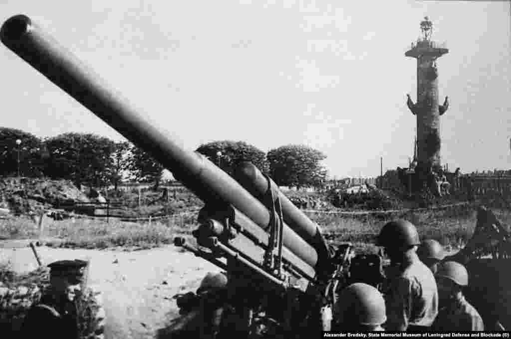 Александр Бродский. Артиллерийская позиция в сквере на Стрелке Васильевского острова.  1942 год