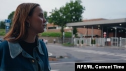 Алика показывает КПП на границе с Россией в Нарве