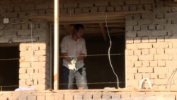 "В каждом доме один-два мигранта": село живет на деньги уехавших в Россию гастарбайтеров "В каждом доме один-два мигранта": село живет на деньги уехавших в Россию гастарбайтеров