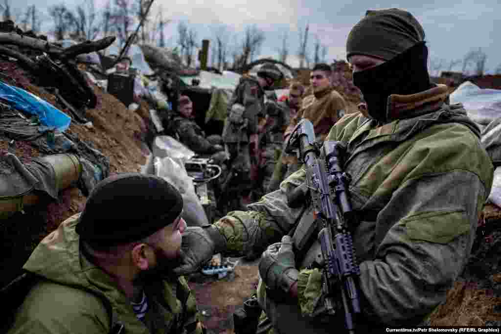 Бойцы украинского батальона "Азов" отдыхают в траншее вблизи Широкино в Донецкой области. 18 апреля 2015 