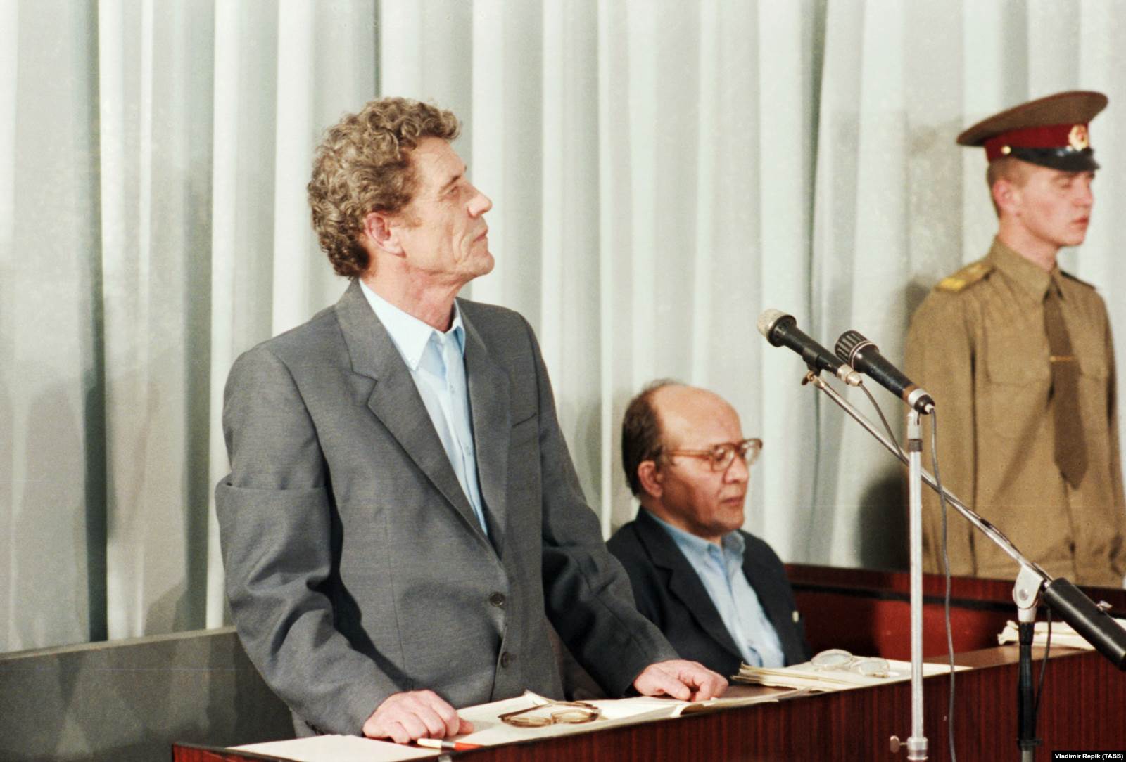 Дело по обвинению бывшего руководства ЧАЭС. Бывший директор Чернобыльской атомной электростанции Виктор Брюханов (слева) и бывший главный инженер Николай Фомин во время судебного заседания