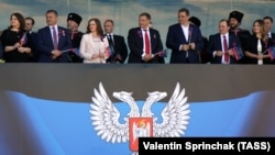 Верхушка "ДНР" в Донецке на фоне флага "ДНР"