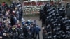 Столкновения силовиков и минчан у стихийного мемориала Романа Бондаренко, избитого до смерти неизвестными в штатском. Минск, 15 ноября 2020 года