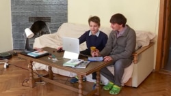 "Мой обыск начался с фразы: я иду в тюрьму, а моего ребенка забирают". В Беларуси за критику режима угрожают лишением родительских прав "Мой обыск начался с фразы: я иду в тюрьму, а моего ребенка забирают". В Беларуси за критику режима угрожают лишением родительских прав