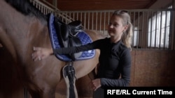 Алисе Муйжниеце со своей лошадью