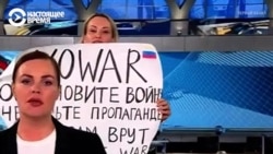 Плакат против войны в Украине в прямом эфире российского Первого канала Плакат против войны в Украине в прямом эфире российского Первого канала