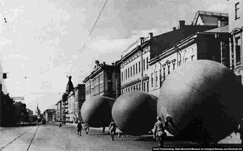 Давид Трахтенберг. Аэростаты заграждения на проспекте 25-го Октября (сейчас – Невский проспект). Дата неизвестна