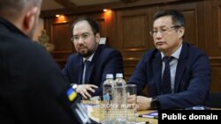 Казахстанские дипломаты на встрече с представителями украинского Координационного штаба по вопросам обращения с военнопленными. Апрель 2025 года