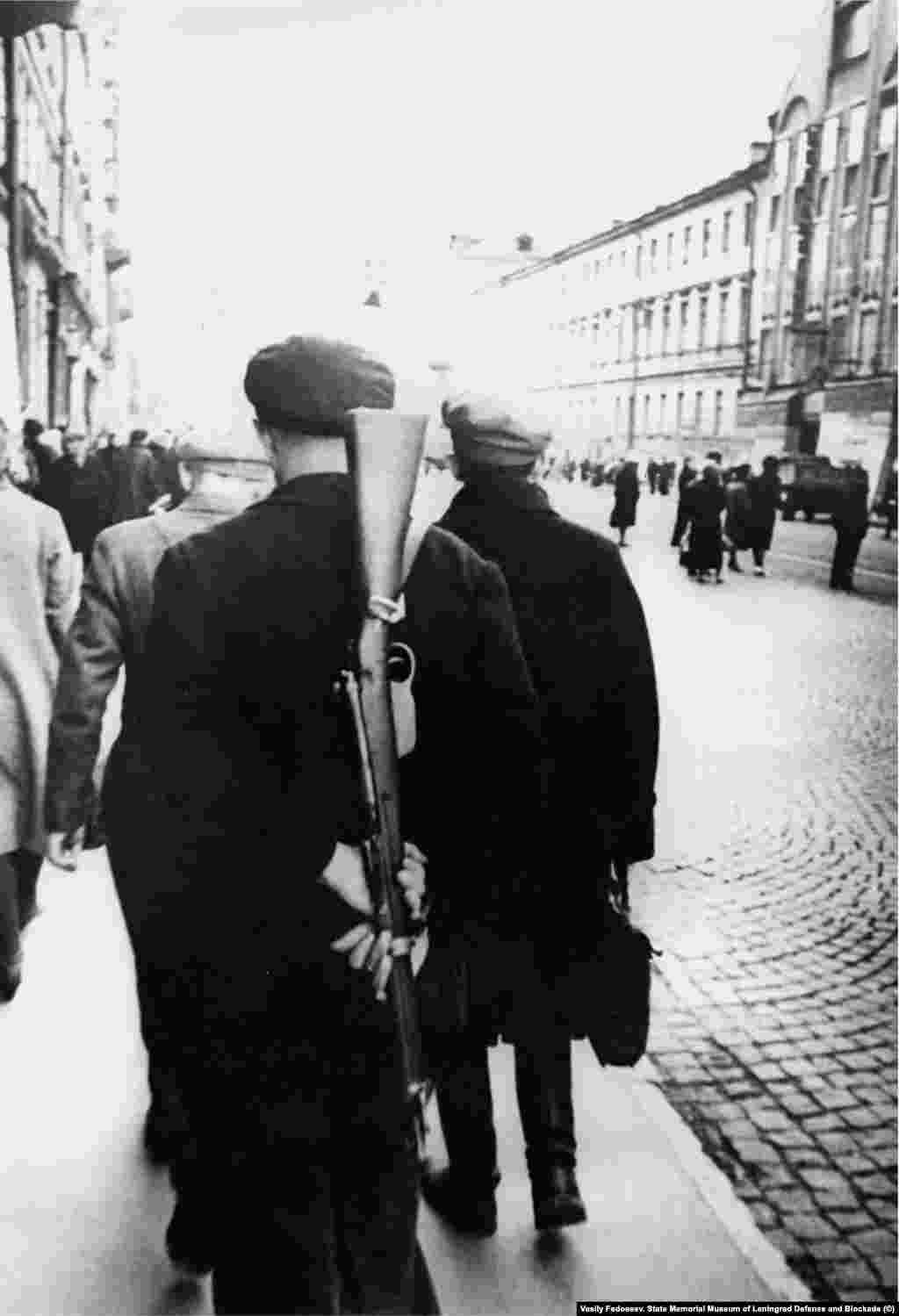 Василий Федосеев. На улице 3-го Июля (сейчас – Садовая улица). 4 сентября 1941 года. Фотографий, которые могли сделать на улицах жители, почти не осталось: любительская съемка была запрещена без особого разрешения, а проявлять фотопленки без воды и электричества было негде