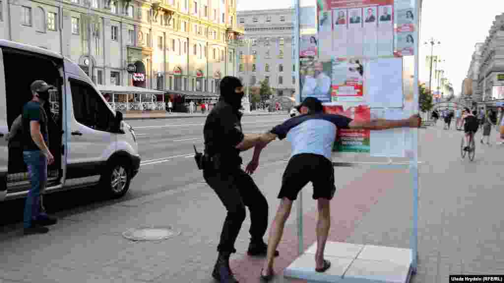 Задержания в Минске в последний день перед выборами, 8 августа. С начала избирательной кампании правозащитники насчитали более 1300 задержанных – это участники "цепей солидарности", члены инициативных групп, активисты, политики, блогеры, журналисты и просто прохожие на улицах. Сотни человек получили административные аресты и штрафы.