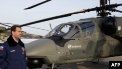 Дмитрий Медведев в Кубинке рядом с вертолетом Ka-52