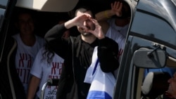 "Нужно сделать все, чтобы вернуть жизнь в нормальное русло". Как в Израиле встречали заложников, вернувшихся живыми из плена ХАМАС "Нужно сделать все, чтобы вернуть жизнь в нормальное русло". Как в Израиле встречали заложников, вернувшихся живыми из плена ХАМАС