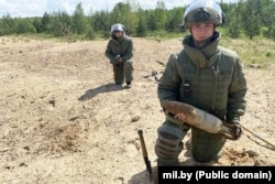 Саперы во время разминирования военного городка Павловка в мае 2024 года