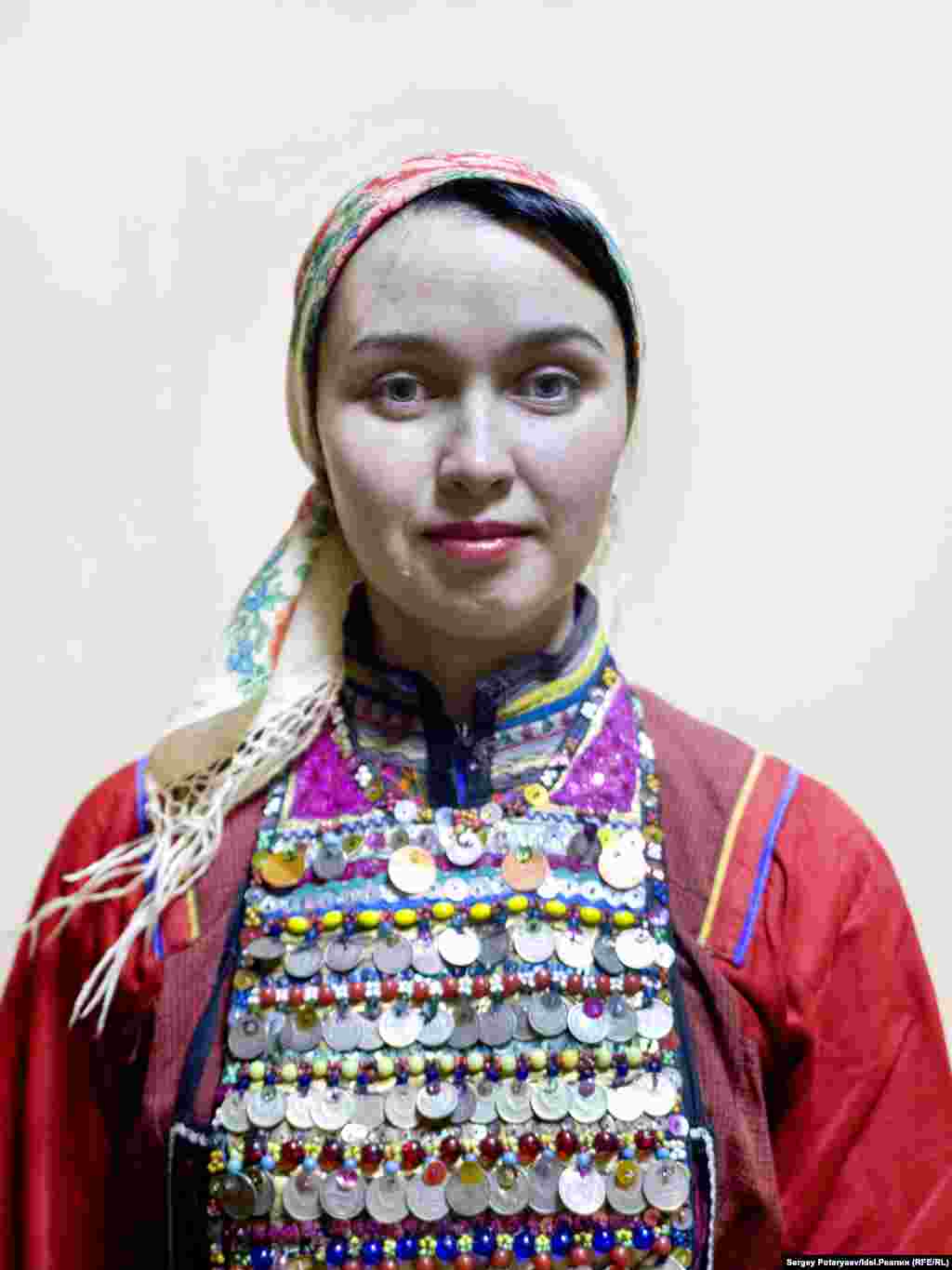 Вера Николаева, 31 год, музыкальный руководитель "Я хожу в рощу, но сейчас в городе, нет возможности делать это часто. Я очень горжусь, что я мари, и даже, можно сказать, националистка (смеется). Не люблю, когда не стремятся выучить марийский язык, тем более сейчас, после 90-х, когда он был не в почете у молодежи. Когда выхожу в лес, даже не обязательно что-то говорить – и так все понятно и чисто".