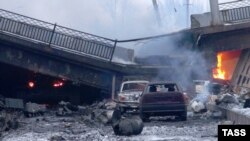 Разрушенный Путиловский мост в окрестностях Донецкого аэропорта, Украина