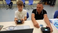 В Литве сотни детей учат управлять дронами: "Чтобы стать "ежом" для нашего врага" В Литве сотни детей учат управлять дронами: "Чтобы стать "ежом" для нашего врага"