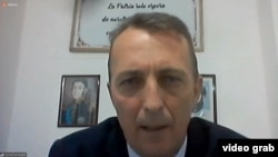 Кадр допроса по видеосвязи Фабиана Шонингера, сотрудника отдела по борьбе с наркотиками Национальной жандармерии Аргентины