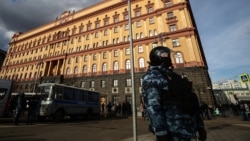 Сколько зарабатывают и как живут сотрудники ФСБ Сколько зарабатывают и как живут сотрудники ФСБ