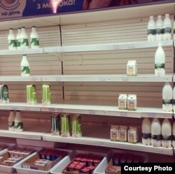 Полки в одном из продуктовых магазинов в Крыму в августе 2014 года
