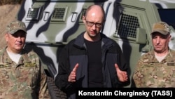Арсений Яценюк в окружении украинских военных