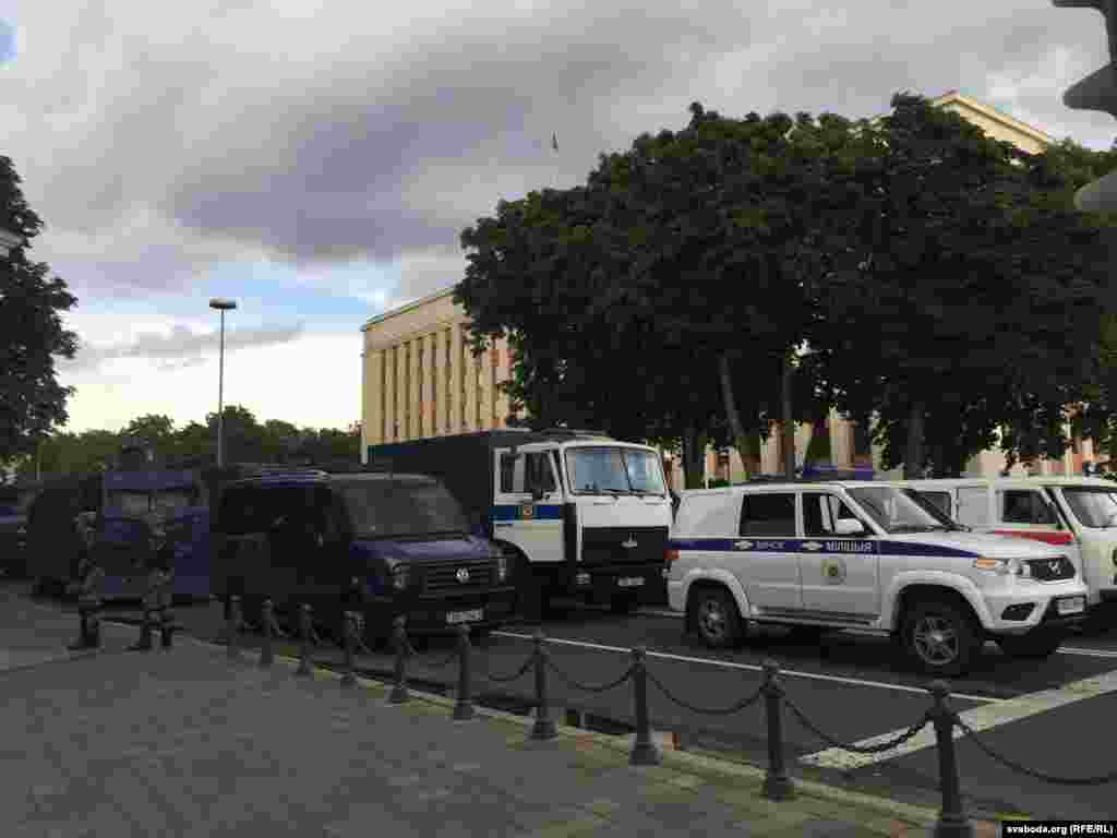 Главные улицы и площади города оцеплены техникой и солдатами внутренних войск 