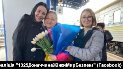 Наталья Шило (посредине) на вокзале Киева после возвращения из плена