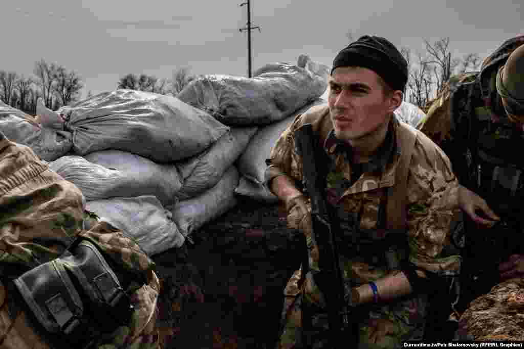 Украинский батальон "Азов" занял позиции вблизи села Широкино в Донецкой области. 18 апреля 2015 