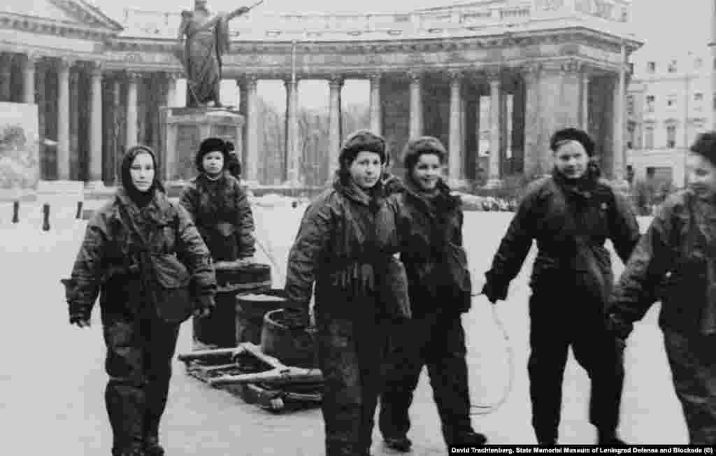 Давид Трахтенберг. Девушки-бойцы МПВО у Казанского собора. 1942 год. "Безжизненные дома с зияющими глазницами окон; снимки людей, расчищающих улицы от завалов, марширующих рабочих отрядов, обозов с хлебом и машин на Дороге жизни. Но эти снимки не передавали того ужаса, который владел авторами книги, когда они слушали воспоминания блокадников", – так о военных снимках тех лет писали авторы "Блокадной книги" Даниил Гранин и Алесь Адамович