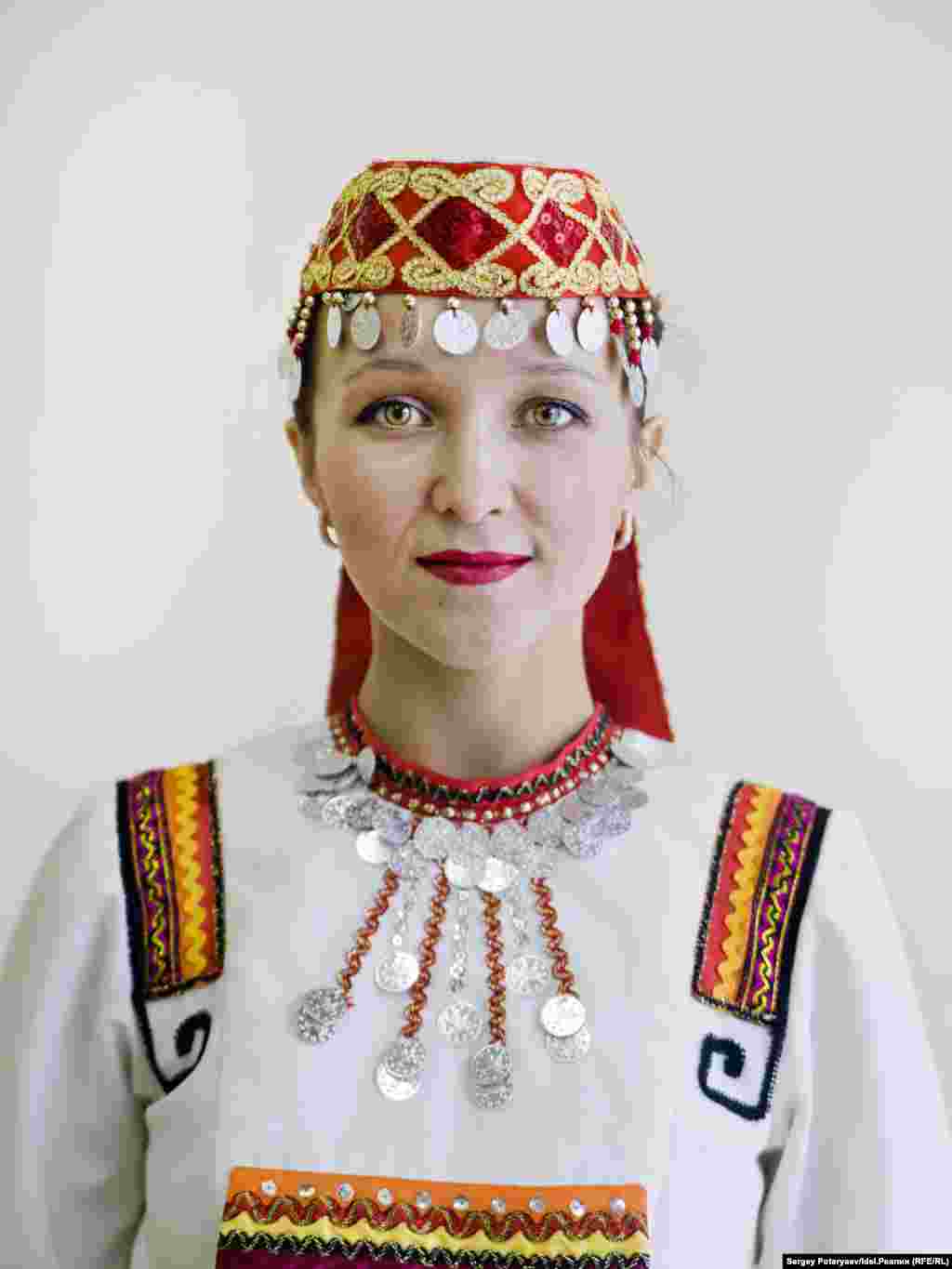 Волкова Ольга, 28 лет, преподаватель хореографии  "Для меня быть мари, – значит прежде всего знать свой язык, кухню. Семья – одно из важнейших понятий в моей жизни. С природой у меня особые отношения. Например, в детстве, когда плохо себя чувствовала, я приходила к березе и засыпала, настолько мне было спокойно".