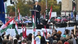 Акции сторонников и противников Орбана в Будапеште: как партии "Фидес" и "Тиса" готовятся к выборам Акции сторонников и противников Орбана в Будапеште: как партии "Фидес" и "Тиса" готовятся к выборам