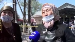 Возле Бишкека женщины захватили здание сельуправы и угрожали самосожжением Возле Бишкека женщины захватили здание сельуправы и угрожали самосожжением