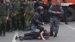 Полиция арестовывает подростка на Тверской в Москве Полиция арестовывает подростка на Тверской в Москве