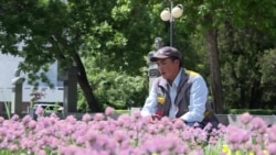 Бишкекский певец поет арии, высаживая цветы на клумбах Бишкекский певец поет арии, высаживая цветы на клумбах